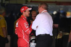 Гонщик Ferrari Себастьян Феттель и управляющий директор FOM Браун
