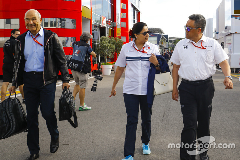 Monisha Kaltenborn, Team Principal and CEO, Sauber, Masashi Yamamoto, General Manager of Honda Motor