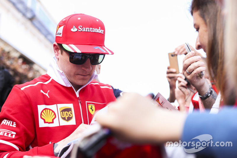 Mas Kimi também tem o coração grande. Depois de abandonar no GP da Espanha de 2017, um menino fã do finlandês caiu em prantos e foi flagrado pela transmissão. Após a prova, Raikkonen fez questão de receber o garoto no box da Ferrari.