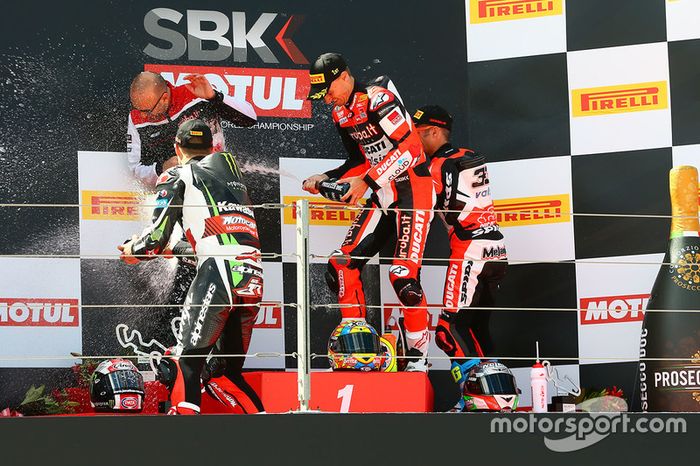 Podium: ganador de la carrera Chaz Davies, Ducati Team, segundo clasificado Jonathan Rea, Kawasaki Racing, tercer clasificado Marco Melandri, Ducati Team