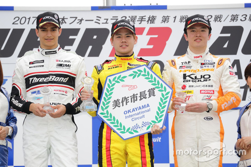 AkiraMakoto (centro), Alex Palou (izquierda), Miyata (derecha)