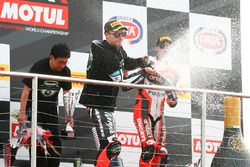 Podium : le vainqueur Jonathan Rea, Kawasaki Racing, le deuxième Tom Sykes, Kawasaki Racing, le troisième Chaz Davies, Ducati Team