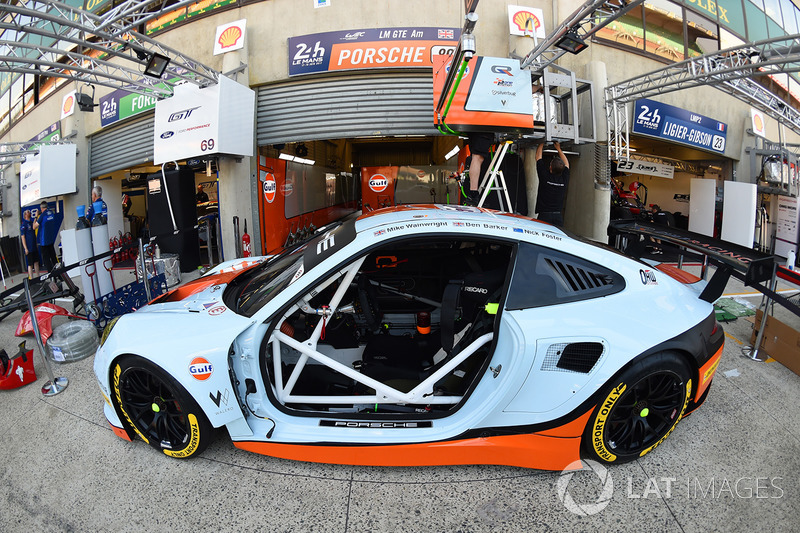 №86 Gulf Racing Porsche 911 RSR: Майкл Уэйнрайт, Бен Баркер, Ник Фостер