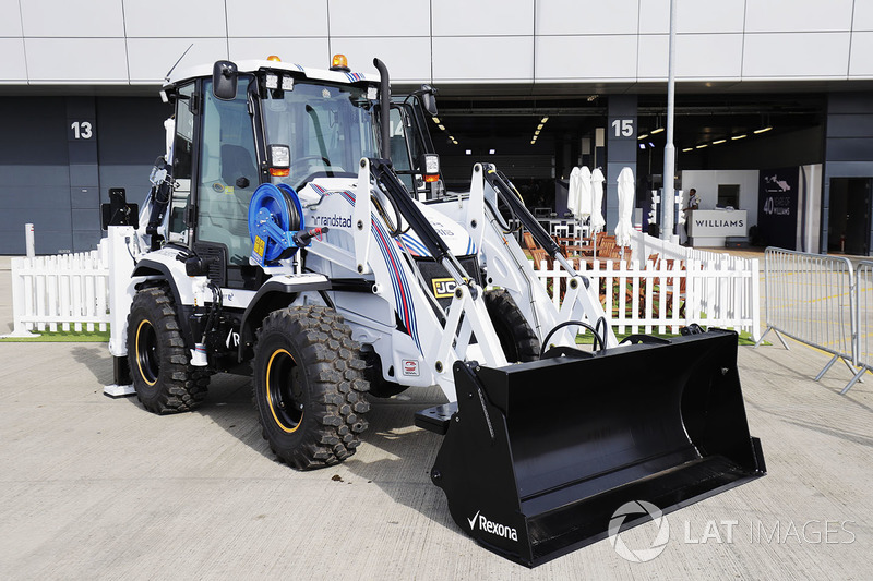 Un engin de chantier JCB aux couleurs de Williams-Martini