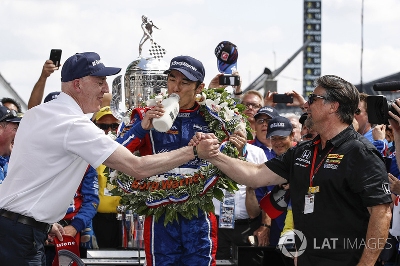 Winner Takuma Sato, Andretti Autosport Honda celebrates with team owner Michael Andretti, Andretti Autosport team owner