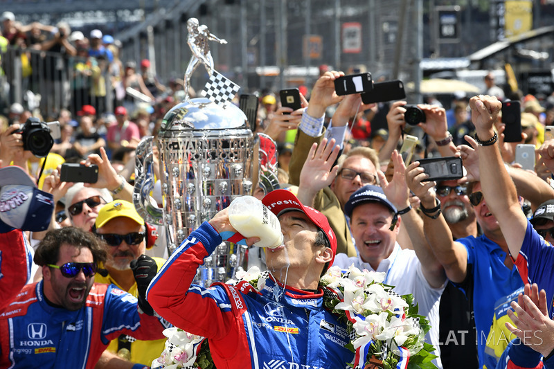 Takuma Sato, Andretti Autosport Honda celebrates the win in Victory Lane with milk