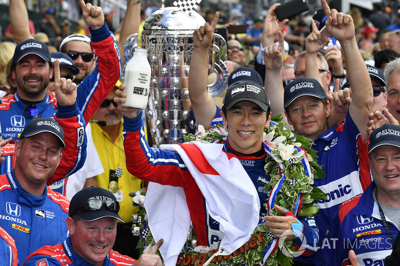 Takuma Sato, Michael Andretti, Andretti Autosport team owner celebrates the win in Victory Lane with milk