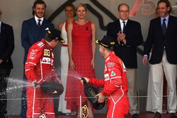 Kimi Raikkonen, Ferrari, il vincitore della gara Sebastian Vettel, Ferrari sul podio con lo champagn