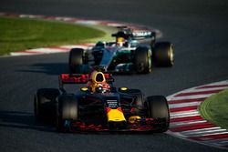 Max Verstappen, Red Bull Racing RB13 ve Lewis Hamilton, Mercedes AMG F1 W08