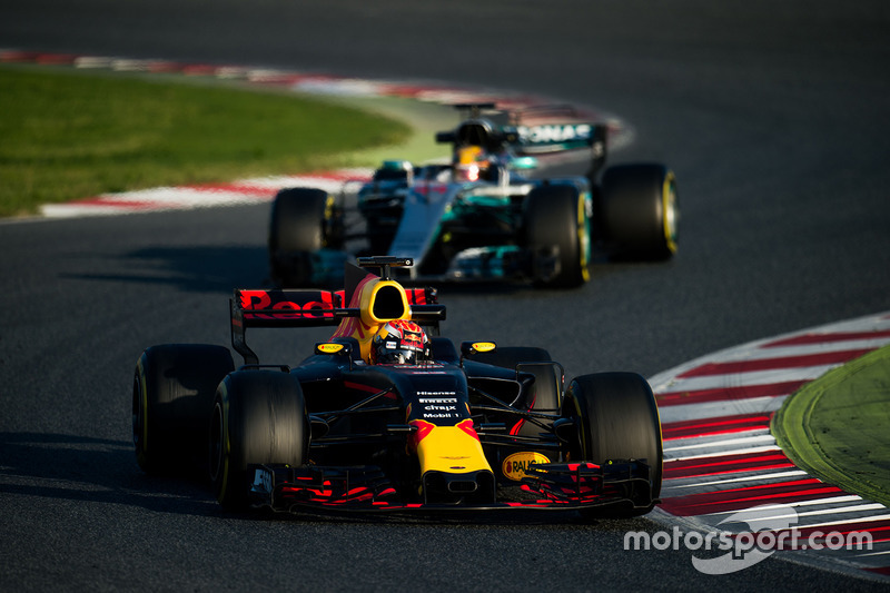 Max Verstappen, Red Bull Racing RB13 devant Lewis Hamilton, Mercedes AMG F1 W08