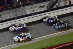 Denny Hamlin, Joe Gibbs Racing Toyota, Clint Bowyer, Stewart-Haas Racing Ford, Chase Elliott, Hendri