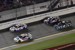 Denny Hamlin, Joe Gibbs Racing Toyota, Clint Bowyer, Stewart-Haas Racing Ford, Chase Elliott, Hendri