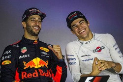 Le vainqueur Daniel Ricciardo, Red Bull Racing et Lance Stroll, Williams lors de la conférence de presse