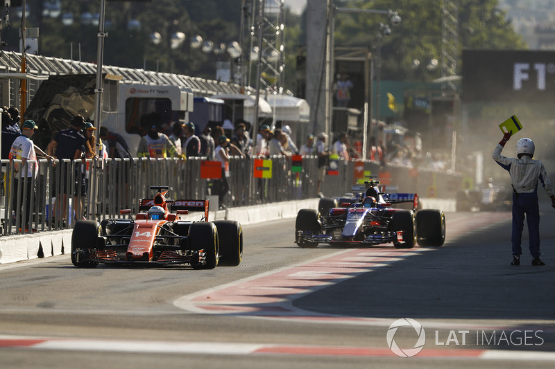 Fernando Alonso, McLaren MCL32, Carlos Sainz Jr., Scuderia Toro Rosso STR12