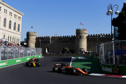 Stoffel Vandoorne, McLaren MCL32, Jolyon Palmer, Renault Sport F1 Team RS17