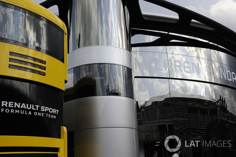 Motorhomes van Renault Sport F1 Team en McLaren