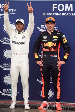 Le poleman Lewis Hamilton, Mercedes AMG F1 et Max Verstappen, Red Bull Racing dans le parc fermé