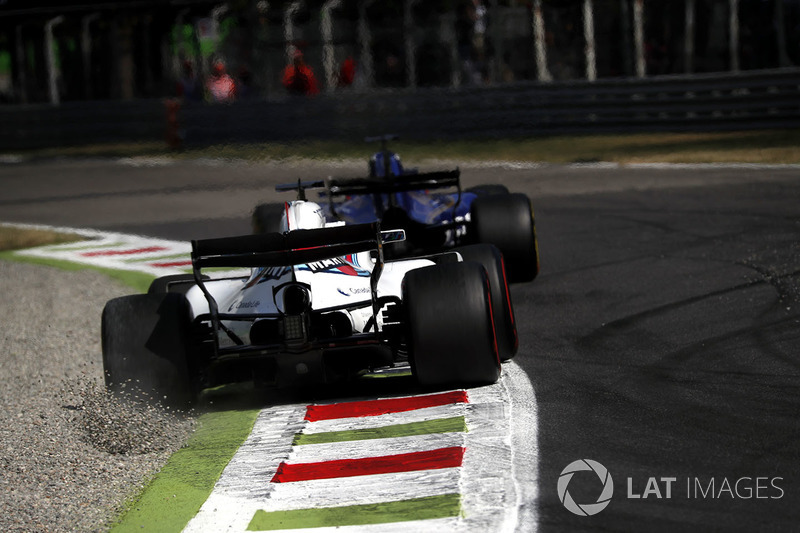 Felipe Massa, Williams FW40 runs wide into the gravel