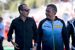 Robert Kubica con Mario Isola, Pirelli en la parrilla