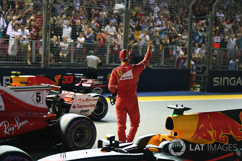 Il Poleman Sebastian Vettel, Ferrari SF70H, festeggia nel parco chiuso