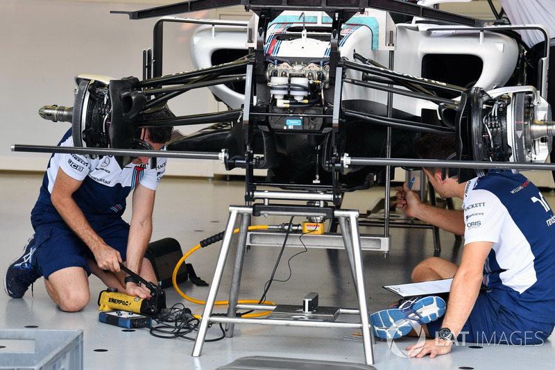 Williams FW40 front suspension detail