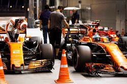 Stoffel Vandoorne, McLaren, Fernando Alonso, McLaren, in Parc Ferme