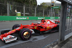 Kimi Raikkonen, Ferrari SF70H, con i freni anteriori in fiamme