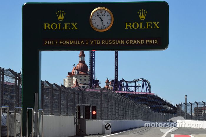 Reloj Rolex y señalamiento en pit lane