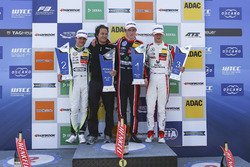 Podio: Ganador de la carrera Joel Eriksson, Motopark Dallara F317 - Volkswagen, segundo lugar Lando
