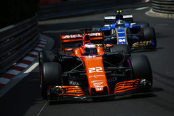 Jenson Button, McLaren MCL32, Pascal Wehrlein, Sauber C36-Ferrari