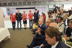 Kimi Raikkonen, Maurizio Arrivabene, Sebastian Vettel, Antonio Giovinazzi e Mattia Binotto