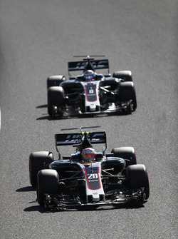 Kevin Magnussen, Haas F1 Team VF-17, Romain Grosjean, Haas F1 Team VF-17