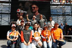 Stoffel Vandoorne, McLaren, Jenson Button, McLaren, con McLaren fans