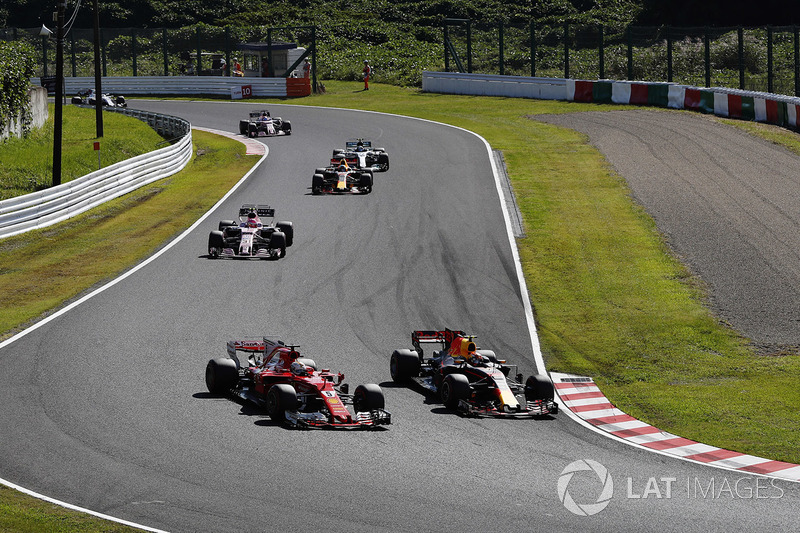 Max Verstappen, Red Bull Racing RB13, pasa a Sebastian Vettel, Ferrari SF70H,