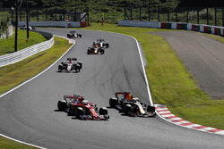 Départ : Max Verstappen, Red Bull Racing RB13, dépasse Sebastian Vettel, Ferrari SF70H