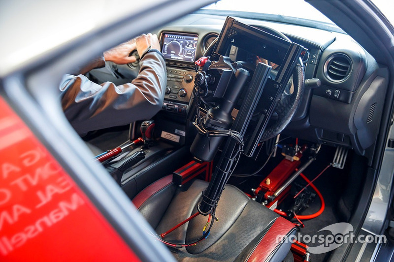 Nissan GT-R conducido con el control de PlayStation