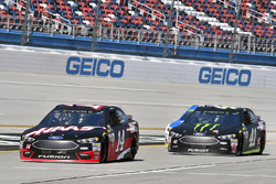 Clint Bowyer, Stewart-Haas Racing Ford and Kurt Busch, Stewart-Haas Racing Ford