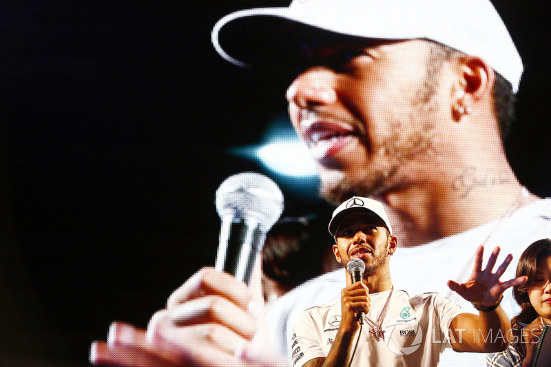 Lewis Hamilton, Mercedes AMG F1, frente al escenario F1 con los fans en la fanzone