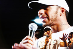 Lewis Hamilton, Mercedes AMG F1, si rivolge ai fan dal palco F1 nella fanzone