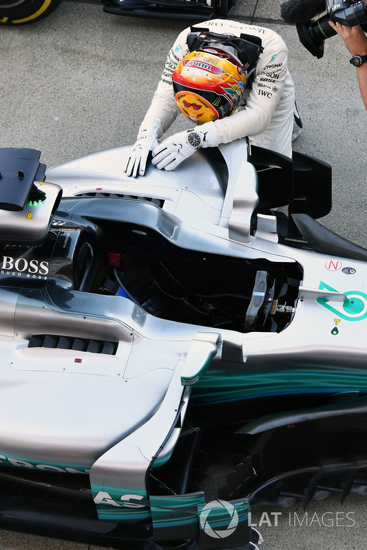 Il vincitore della gara Lewis Hamilton, Mercedes-Benz F1 W08 festeggia nel parco chiuso