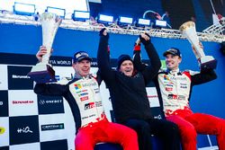 Podium: winnaars Jari-Matti Latvala, Miikka Anttila, Toyota Racing met Tommi Makinen