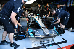 Valtteri Bottas, Mercedes-Benz F1 W08 , l'ala anteriore danneggiata