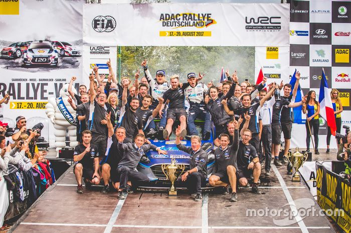 Ganador, Ott Tänak, Martin Järveoja, Ford Fiesta WRC, M-Sport con su equipo