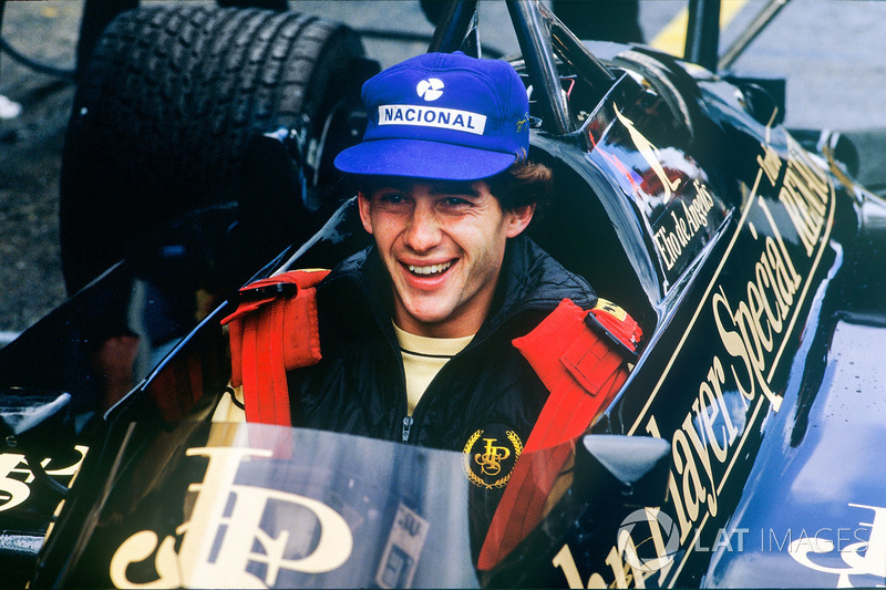 Ayrton Senna, Lotus 97T-Renault, pitlerde takım arkadaşı Elio de Angelis'in aracında oturuyor