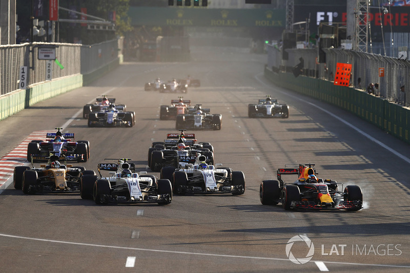 Daniel Ricciardo, Red Bull Racing RB13, locks up as he passes Lance Stroll, Williams FW40, Felipe Massa, Williams FW40 and Nico Hulkenberg, Renault Sport F1 Team RS17