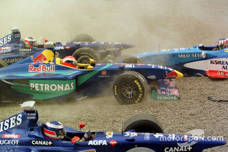 Kaza: Jarno Trulli, Olivier Panis, Prost AP01; Johnny Herbert, Sauber ve Alexander Wurz, Benetton