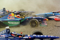 Crash: Jarno Trulli, Olivier Panis, Prost AP01; Johnny Herbert, Sauber et Alexander Wurz, Benetton