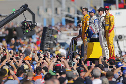 Kyle Busch, Joe Gibbs Racing, Toyota; Jimmie Johnson, Hendrick Motorsports, Chevrolet; Carl Edwards,