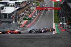 Kimi Raikkonen, Ferrari SF70H, Daniel Ricciardo, Red Bull Racing RB13