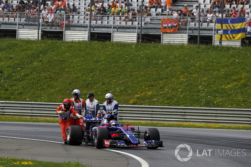 Carlos Sainz Jr., Scuderia Toro Rosso STR12 detenido en pista en la FP3 y es empujado por los oficiales